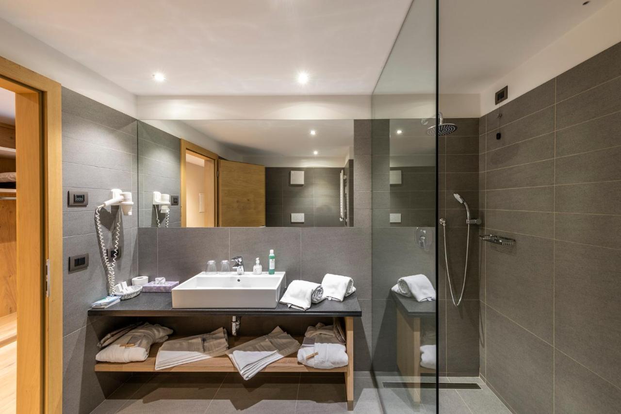 Design & Suite Hotel Ciarnadoi Vigo di Fassa Exteriör bild